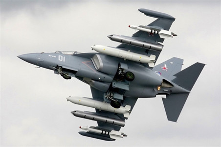 Máy bay được trang bị nhiều loại vũ khí như tên lửa, bom,...