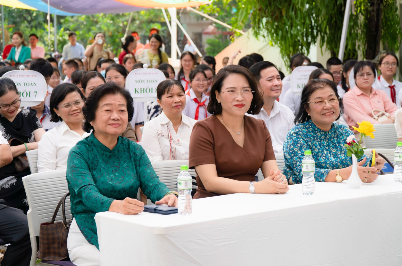 Toàn cảnh ngày hội Trạng Nguyên nhỏ tuổi, Viết chữ đẹp: “Nét chữ - Nết người” và Bảng vàng ghi danh tại Bình Dương.