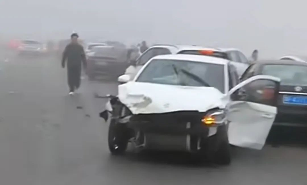 Các mảnh vỡ của xe văng tung tóe trên đường.