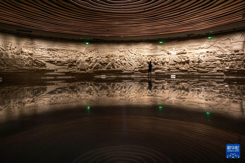 Bức phù điêu vòng cung trong phòng triển lãm của Bảo tàng di tích Thương Đô Trịnh Châu.