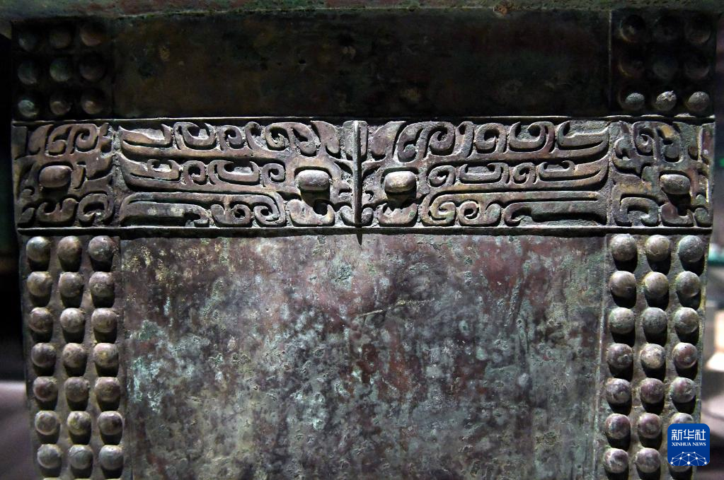 Vạc vuông bằng đồng với hoa văn mặt động vật.