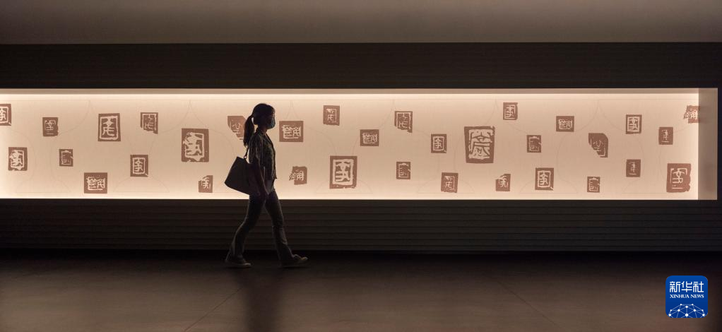 Du khách tham quan triển lãm tại bảo tàng.