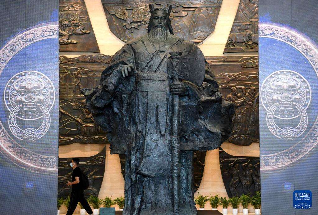 Tượng vua Thành Thang, thường được gọi là Thương Thang, Vũ Thang, Thiên Ất, Đại Ất hay Cao Tổ Ất, là vị vua sáng lập triều đại nhà Thương trong lịch sử Trung Quốc.