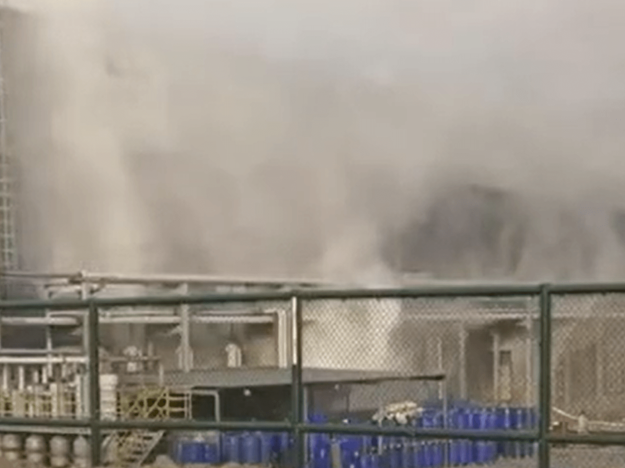 Vụ việc được cho là có liên quan đến một công ty hóa chất gần đó. Vụ việc được cho là có liên quan đến một công ty hóa chất gần đó.