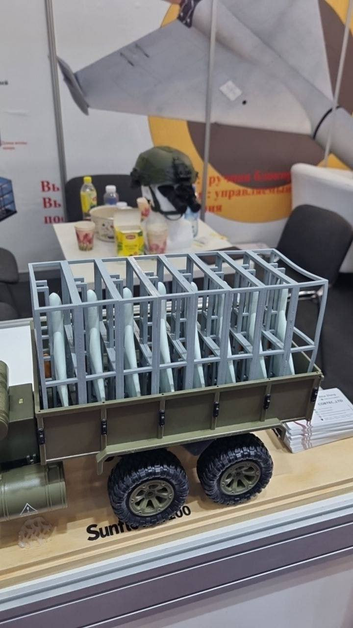 Mô hình và thông tin về UAV Sunflower 200 tại triển lãm quốc phòng Army-2023 ở Nga. Mô hình và thông tin về UAV Sunflower 200 tại triển lãm quốc phòng Army-2023 ở Nga.