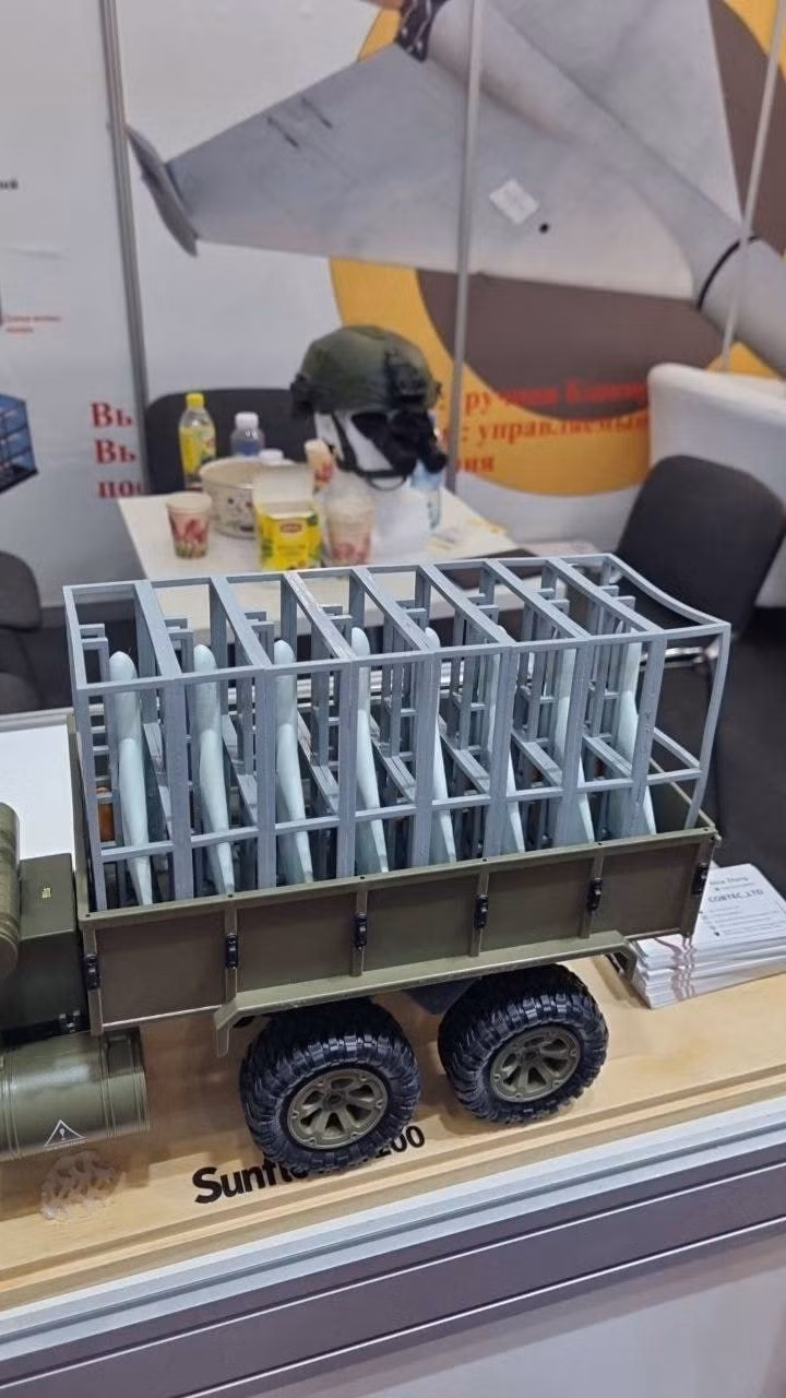 Mô hình và thông tin về UAV Sunflower 200 tại triển lãm quốc phòng Army-2023 ở Nga.