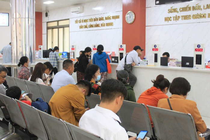 Người dân đến làm thủ tục hành chính tại UBND quận Tân Bình ngày 27-6