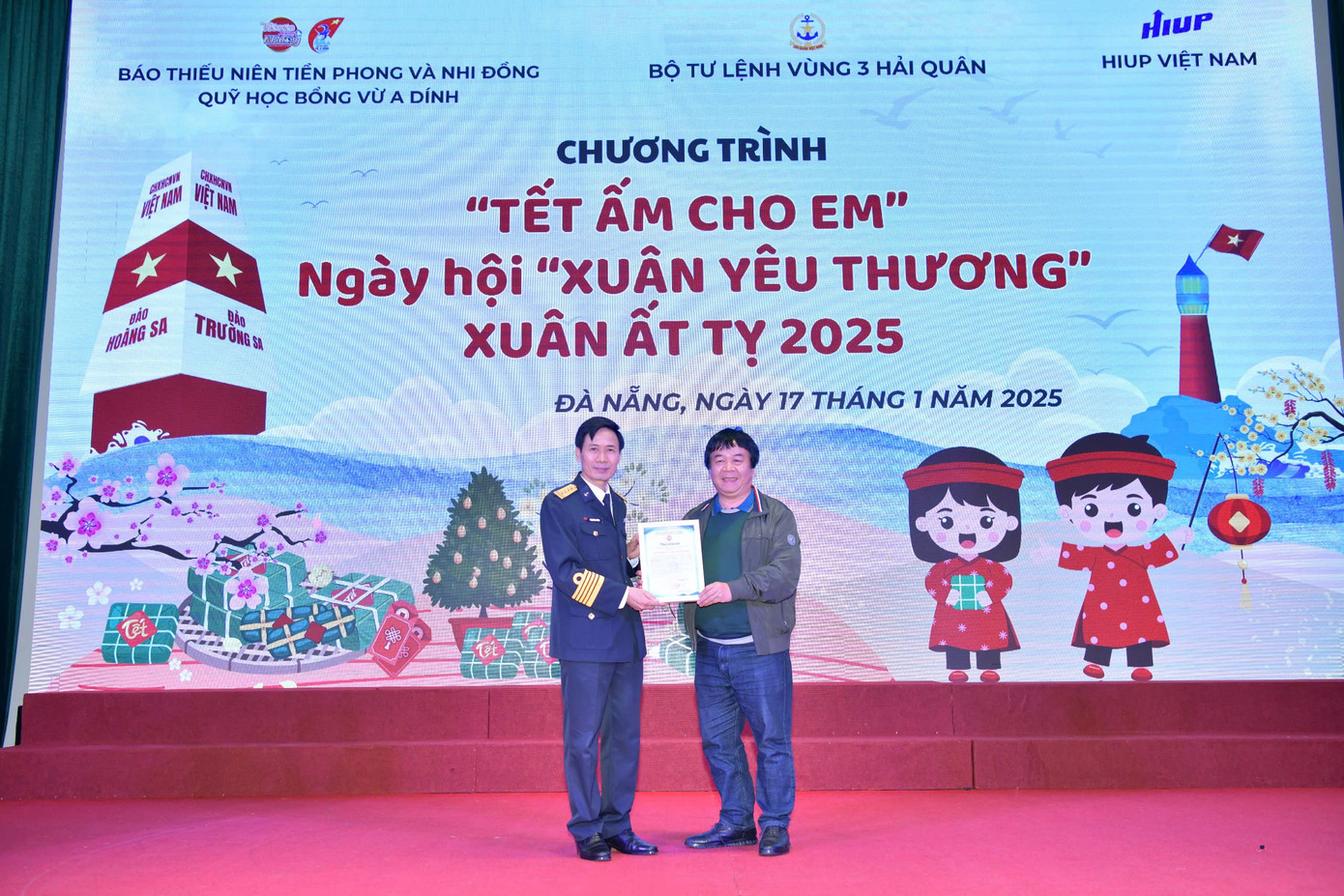 Báo TNTP&NĐ trao Thư cảm ơn Vùng 3 Hải quân đã tạo điều kiện hỗ trợ chương trình thành công tốt đẹp. Báo TNTP&NĐ trao Thư cảm ơn Vùng 3 Hải quân đã tạo điều kiện hỗ trợ chương trình thành công tốt đẹp.