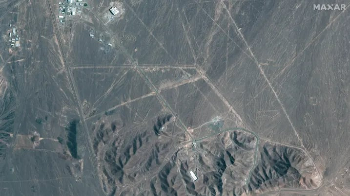 Hình ảnh cho thấy hoạt động di chuyển vật liệu quy mô lớn tại cơ sở hạt nhân Fordow.