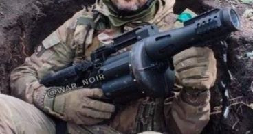 Bức ảnh được công bố cho thấy một người lính của Lực lượng Phòng vệ Ukraine đang cầm khẩu súng phóng lựu RDS40. Ảnh: Twitter Bức ảnh được công bố cho thấy một người lính của Lực lượng Phòng vệ Ukraine đang cầm khẩu súng phóng lựu RDS40. Ảnh: Twitter