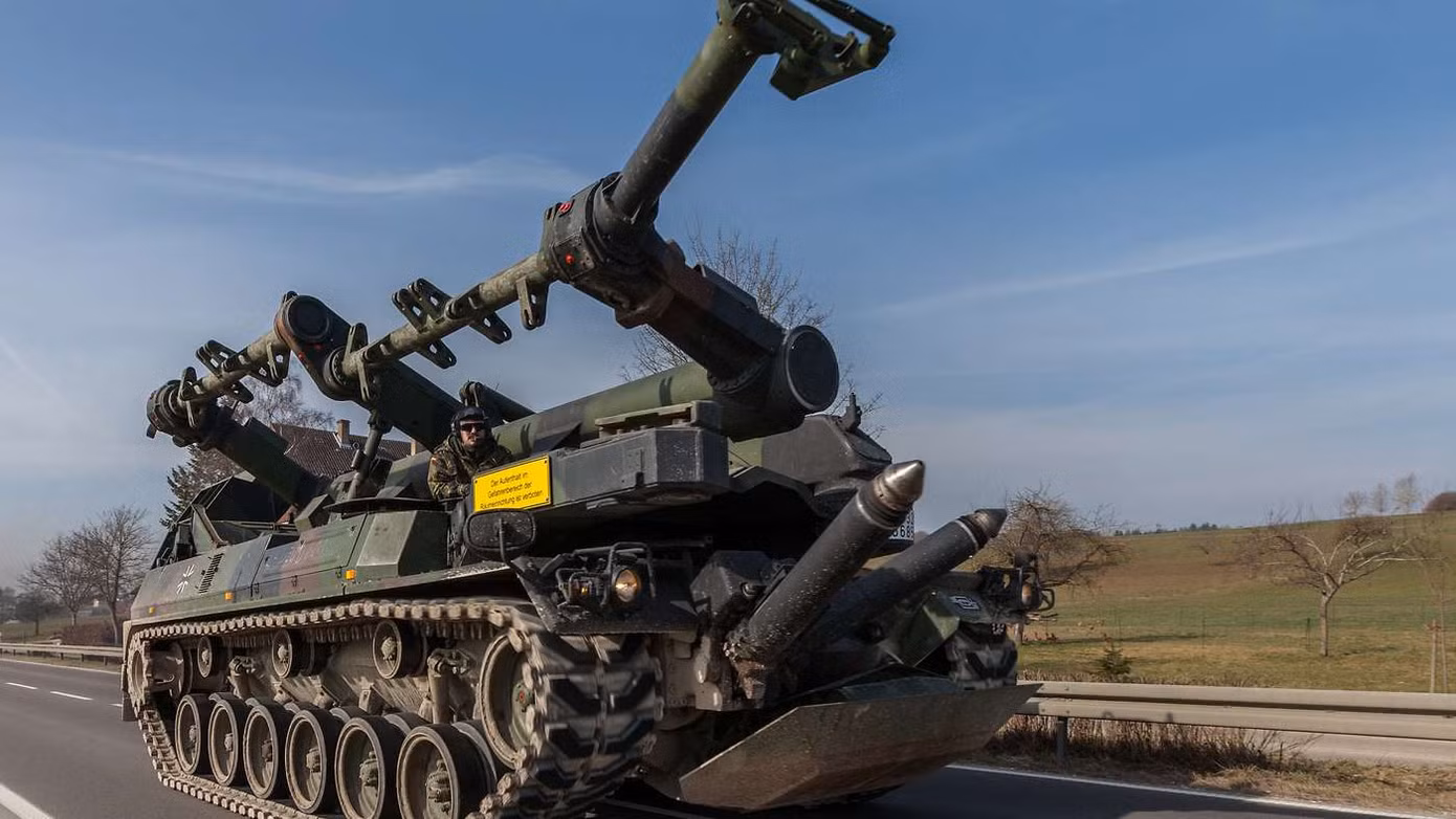 Hệ thống rà phá bom mìn đặt trên khung gầm xe tăng chiến đấu M48. Ảnh: Bundeswehr Hệ thống rà phá bom mìn đặt trên khung gầm xe tăng chiến đấu M48. Ảnh: Bundeswehr
