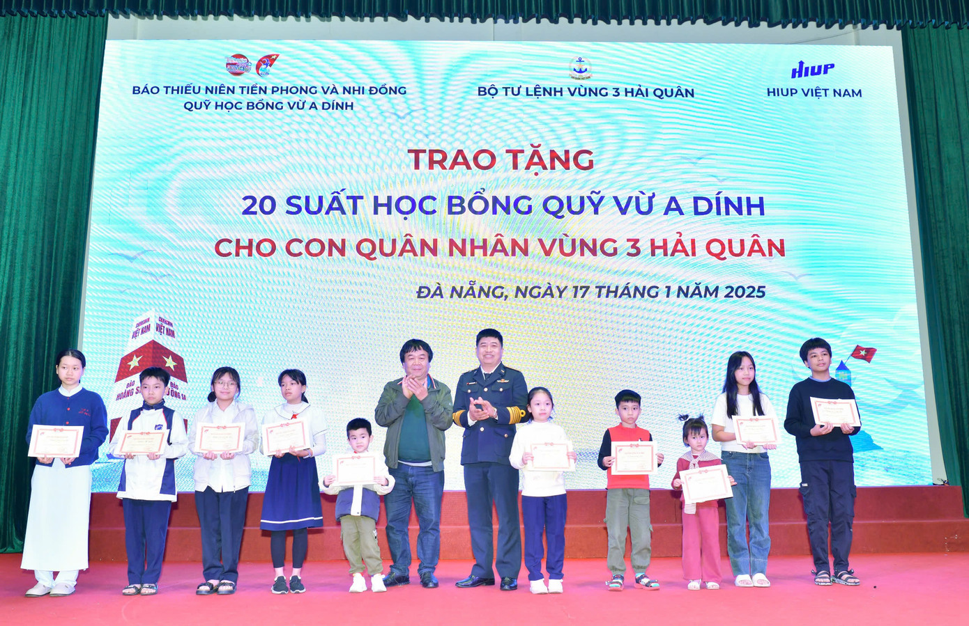 Trao học bổng cho các bạn thiếu nhi vượt khó, vươn lên trong học tập. Trao học bổng cho các bạn thiếu nhi vượt khó, vươn lên trong học tập.