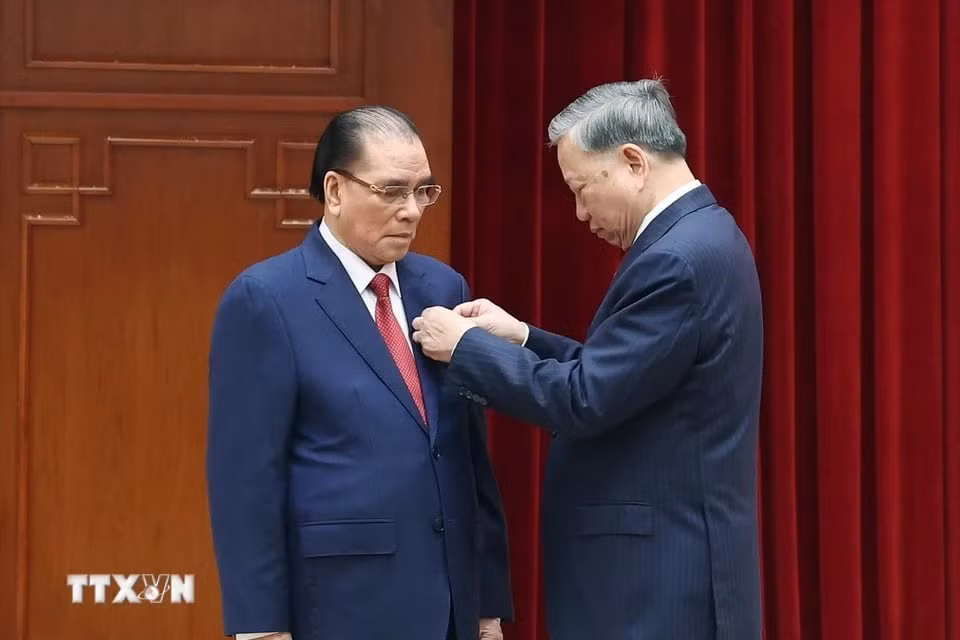 Tổng Bí thư Tô Lâm trao tặng Huân chương Sao vàng cho đồng chí Nông Đức Mạnh, nguyên Tổng Bí thư Ban Chấp hành Trung ương Đảng Cộng sản Việt Nam. (Ảnh: Thống Nhất/TTXVN)