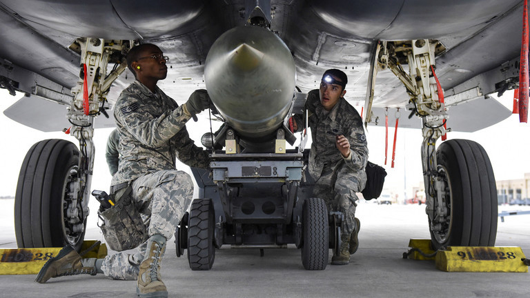 Bom Mk-84 được trang bị trên máy bay chiến đấu F-15 Eagle. Bom Mk-84 được trang bị trên máy bay chiến đấu F-15 Eagle.