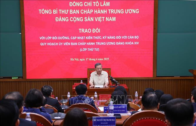 Tổng Bí thư Tô Lâm trao đổi với Lớp Bồi dưỡng cán bộ quy hoạch Ủy viên Trung ương Đảng khóa XIV (Lớp thứ tư). Ảnh: Văn Điệp/TTXVN