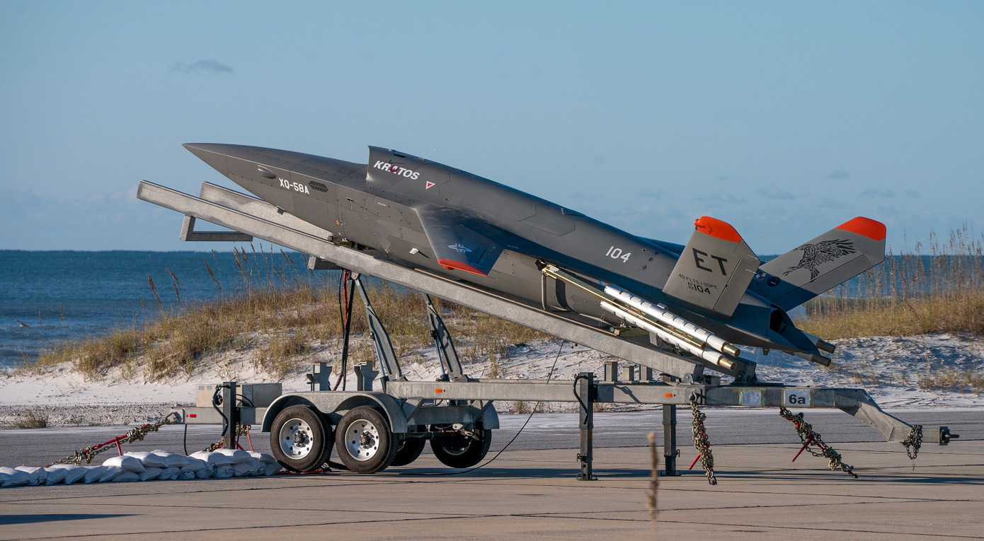 Chiếc XQ-58A Valkyrie của Không quân Mỹ đặt trên bệ phóng. Ảnh: USAF Chiếc XQ-58A Valkyrie của Không quân Mỹ đặt trên bệ phóng. Ảnh: USAF