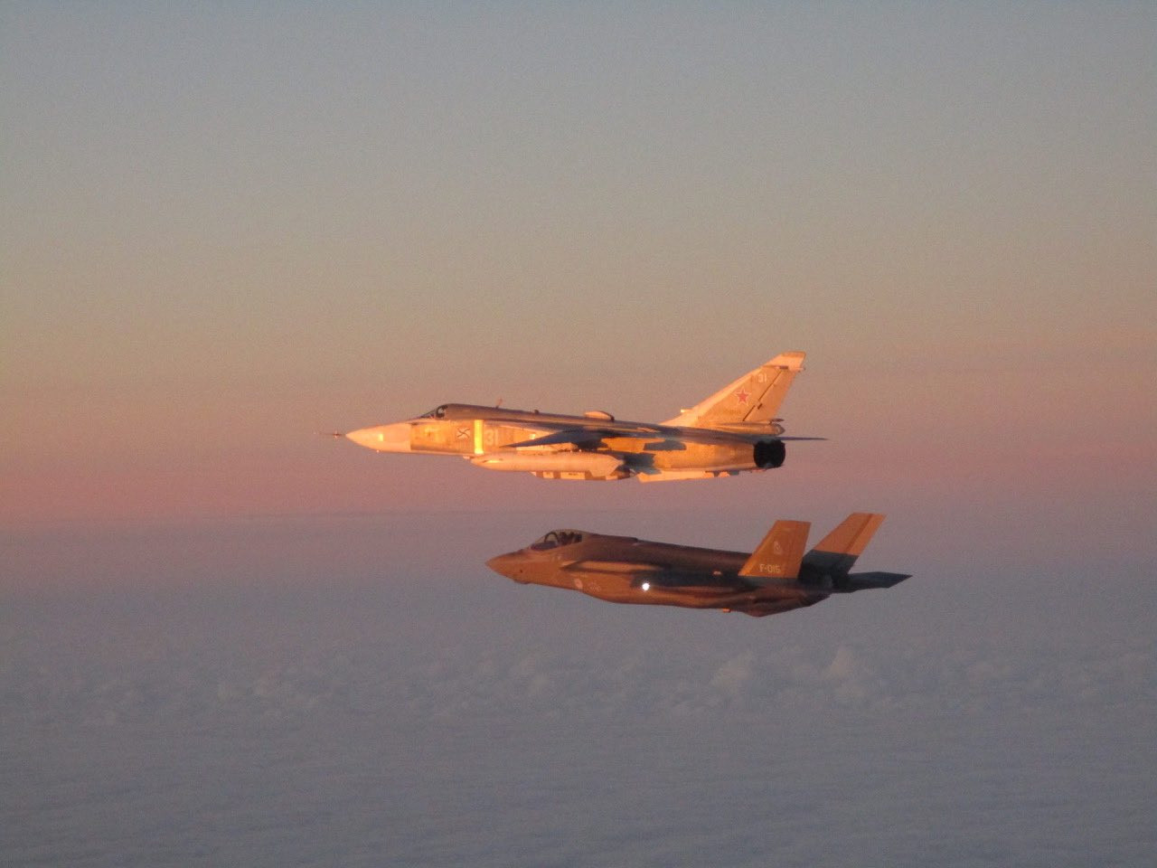 Chiến đấu cơ Hà Lan áp sát máy bay Nga trên Biển Baltic. Ảnh: Bộ Quốc phòng Hà Lan