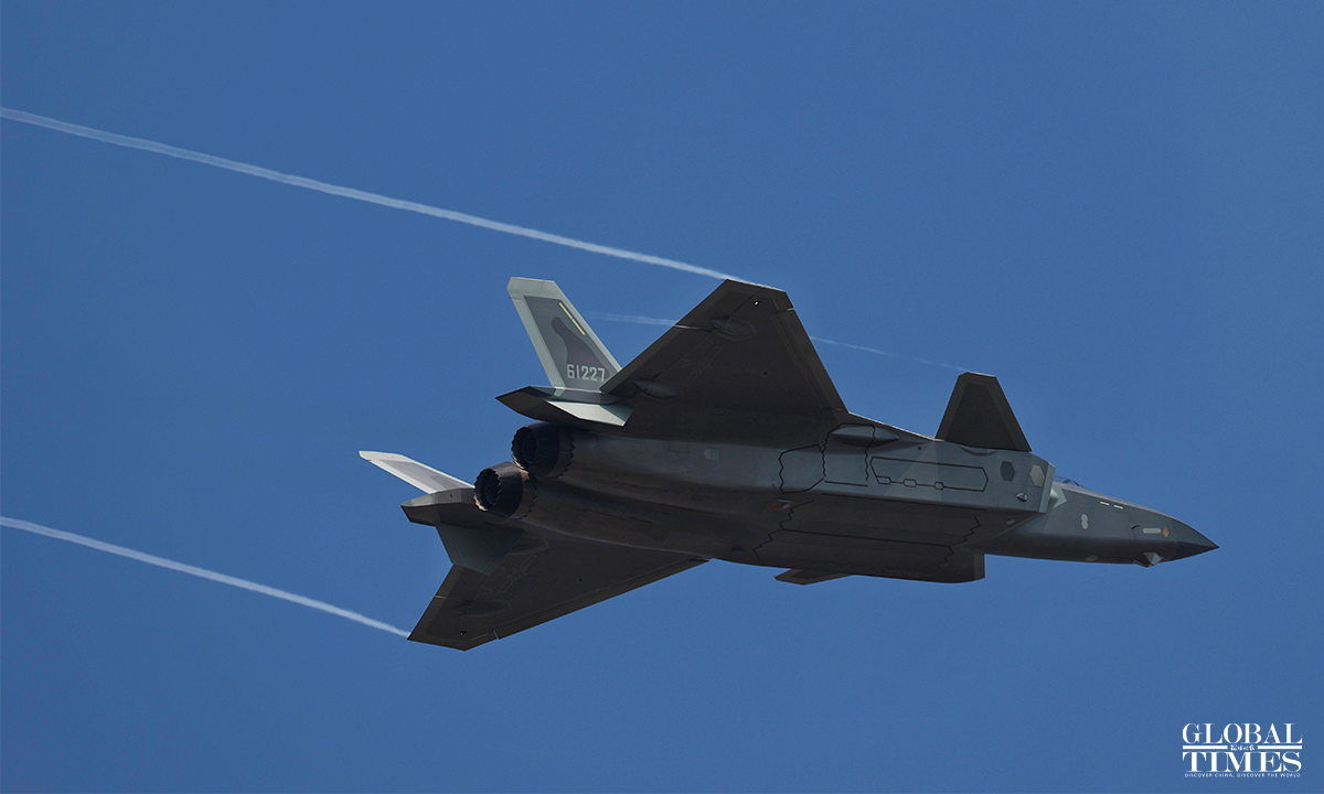 J-20 thực hiện màn trình diễn bay tại triển lãm. J-20 thực hiện màn trình diễn bay tại triển lãm.