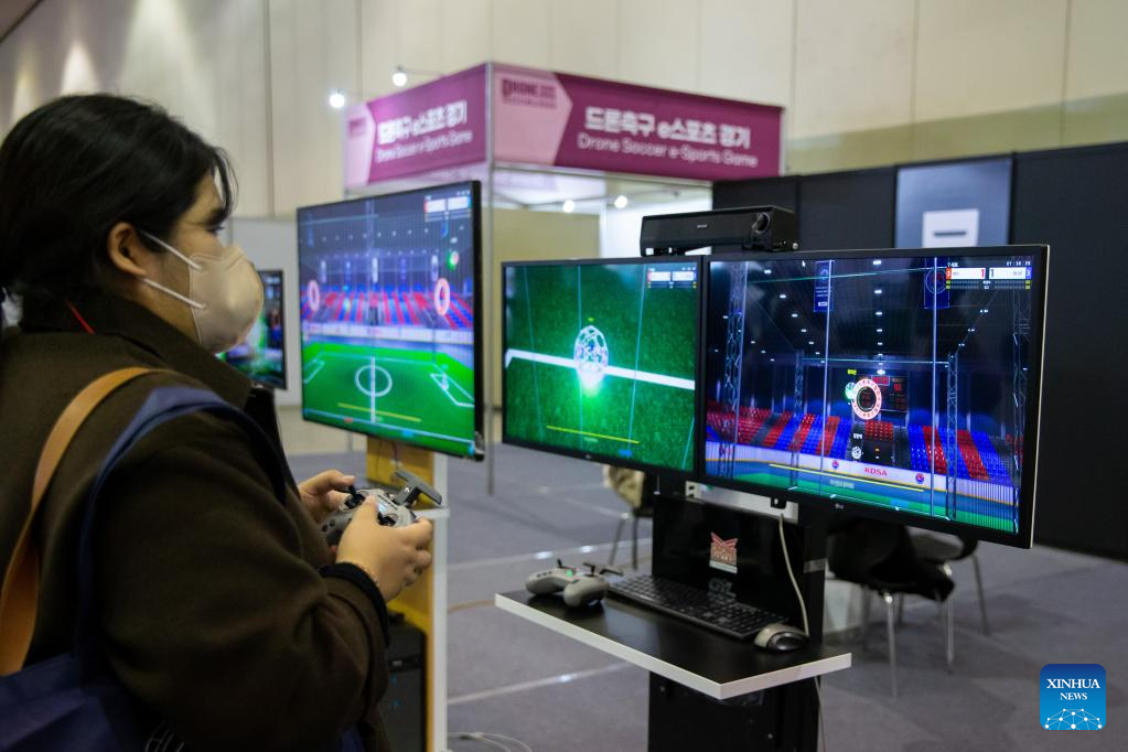 Khách tham quan trải nghiệm trò chơi máy bay không người lái mô phỏng. Khách tham quan trải nghiệm trò chơi máy bay không người lái mô phỏng.