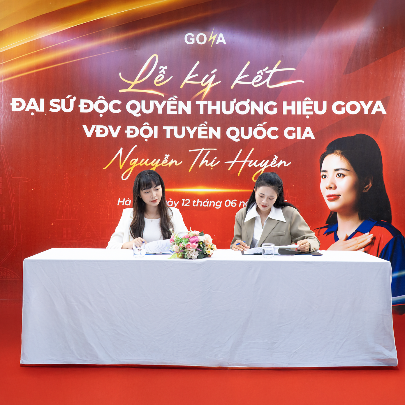 Đại diện GOYA Việt Nam (trái) và Nguyễn Thị Huyền (phải) tại lễ kí kết