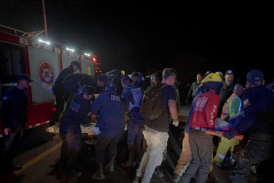 Mexico: Xe buýt lao xuống vách núi, 18 người thiệt mạng ảnh 2