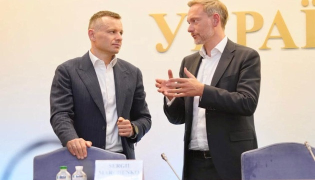 Bộ trưởng Tài chính Đức Christian Lindner (phải) và người đồng cấp Ukraine, Serhiy Marchenko (trái) trong cuộc họp hôm 14/8. Bộ trưởng Tài chính Đức Christian Lindner (phải) và người đồng cấp Ukraine, Serhiy Marchenko (trái) trong cuộc họp hôm 14/8.