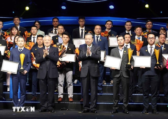 Tổng Bí thư Tô Lâm và các doanh nghiệp đạt Giải sản phẩm công nghệ số "Make in Viet Nam 2024." (Ảnh: Thống Nhất/TTXVN)