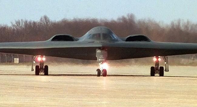 B-2 Spirit có thiết kế kiểu cánh dơi. Ảnh: AP B-2 Spirit có thiết kế kiểu cánh dơi. Ảnh: AP