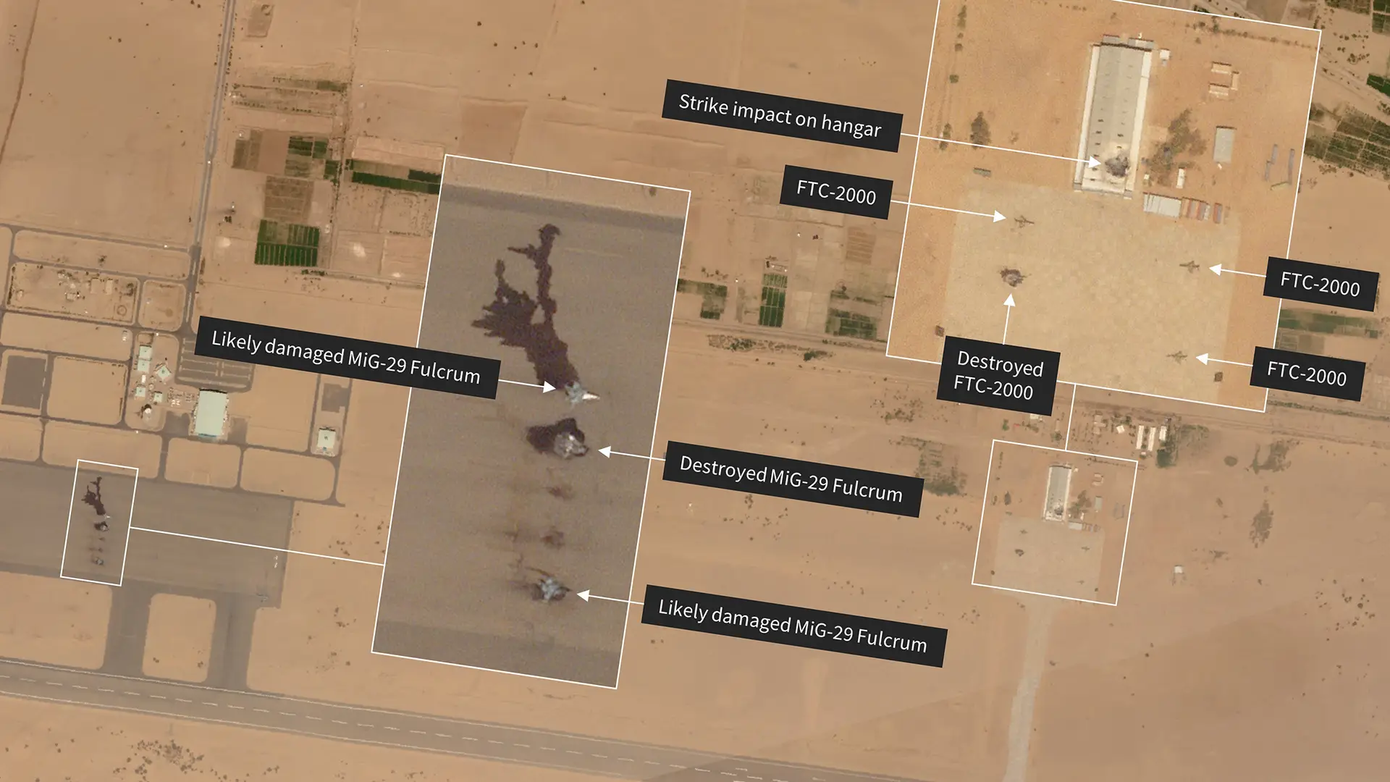 Theo hình ảnh vệ tinh được công bố, một chiếc MiG-29M/M2 bị thiêu rụi trong bãi đậu bên cạnh 2 chiếc khác. Ảnh: Planet Labs Inc