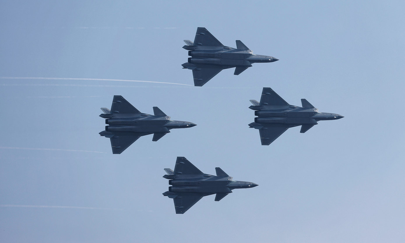 Bốn chiếc J-20 bay theo đội hình kim cương. Bốn chiếc J-20 bay theo đội hình kim cương.