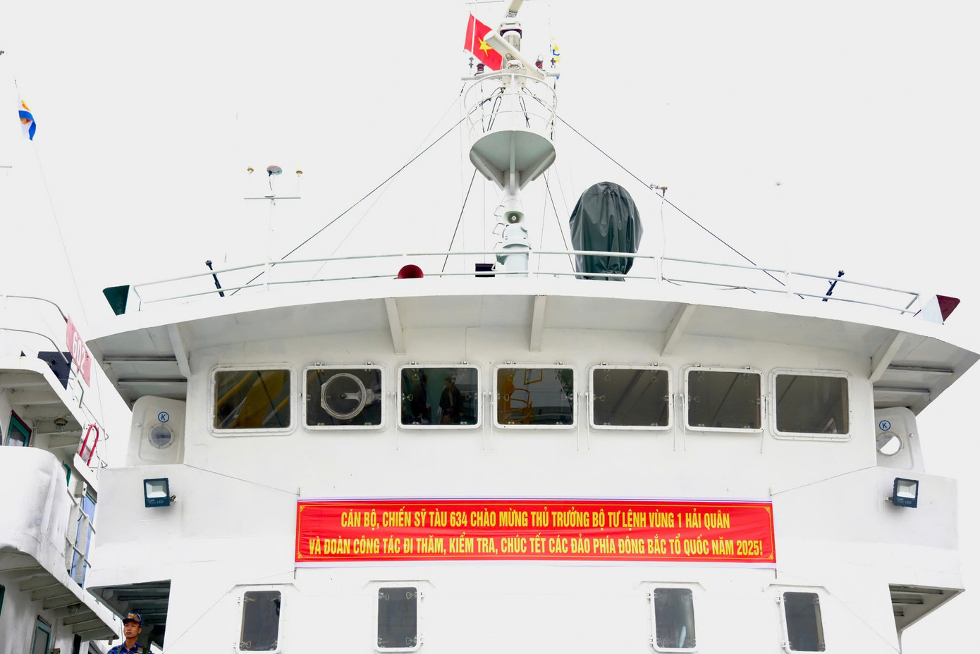 Chuyến tàu khởi hành mang hơi ấm, mang Tết từ đất liền tới đảo tiền tiêu xa bờ nhất trong vịnh Bắc Bộ. Ảnh: Châu Linh