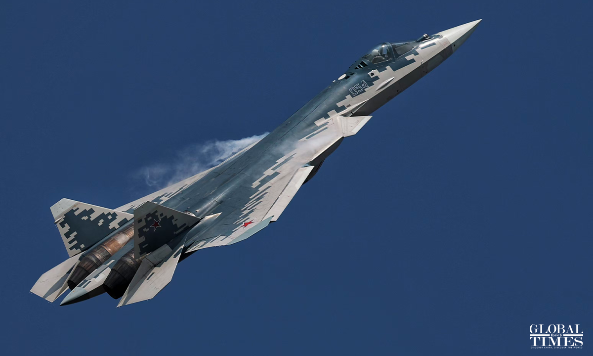 Su-57 thực hiện màn trình diễn bay tại triển lãm hàng không. Su-57 thực hiện màn trình diễn bay tại triển lãm hàng không.