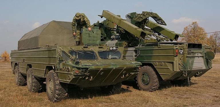 Xe mang phóng tự hành TELAR và 9T217B đặt cạnh nhau. Ảnh: ausairpowe