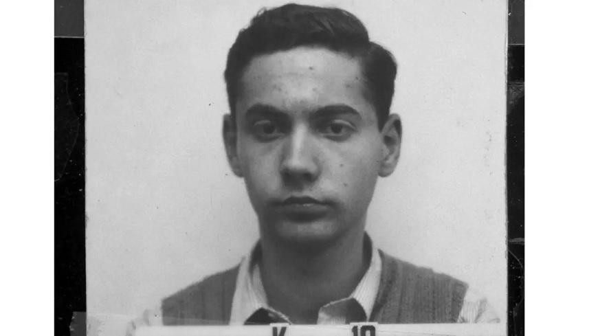 Hình cắt từ ảnh trên căn cước của Theodore Hall. Ảnh: Science History Images