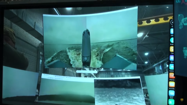 Giao diện điều khiển xuồng tự sát trong kính thực tế tăng cường.