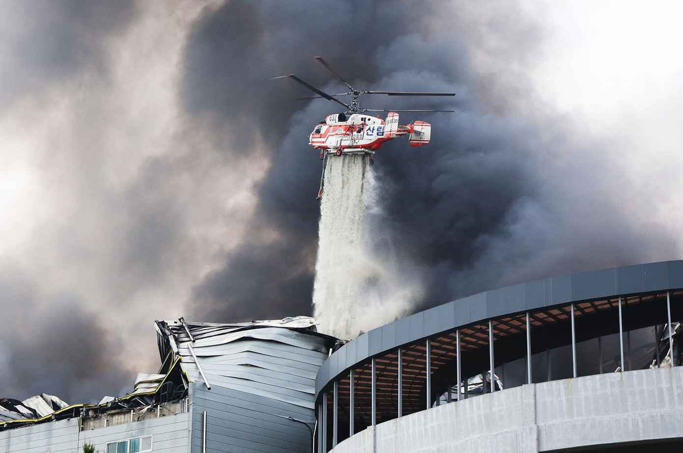 Các phương tiện và thiết bị đang được huy động để dập tắt đám cháy. Ảnh: Yonhap