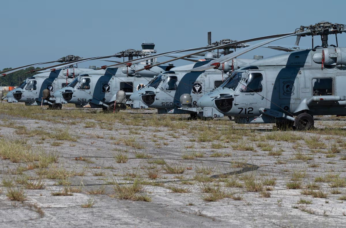 Phi đội trực thăng MH-60R tập kết tại sân bay quân sự Maxwell ở bang Alabama sau khi di chuyển từ căn cứ Không quân Hải quân Jacksonville.