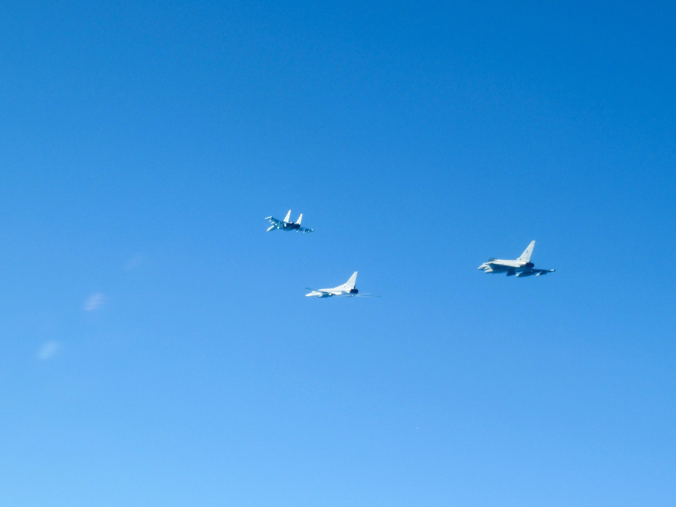 RAF chia sẻ hình ảnh máy bay quân sự Nga bị máy bay NATO chặn lại. RAF chia sẻ hình ảnh máy bay quân sự Nga bị máy bay NATO chặn lại.