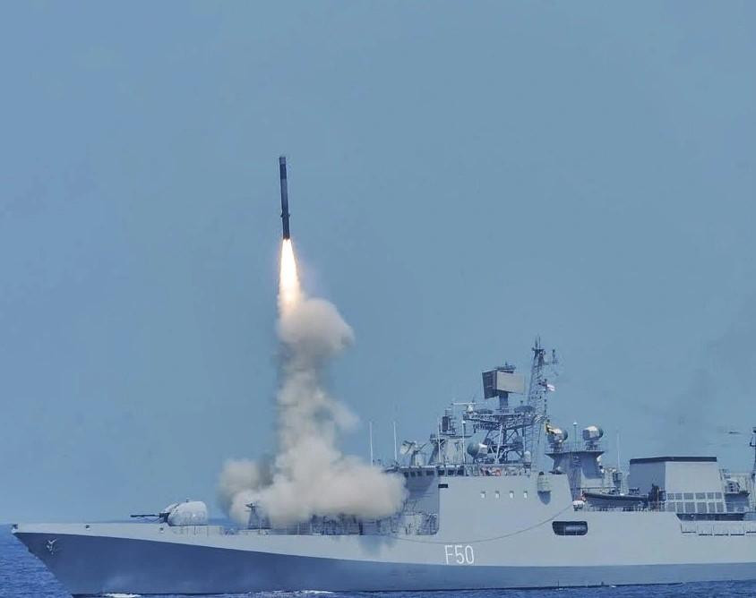 BrahMos phóng từ tàu chiến. Ảnh: Defence.pk BrahMos phóng từ tàu chiến. Ảnh: Defence.pk