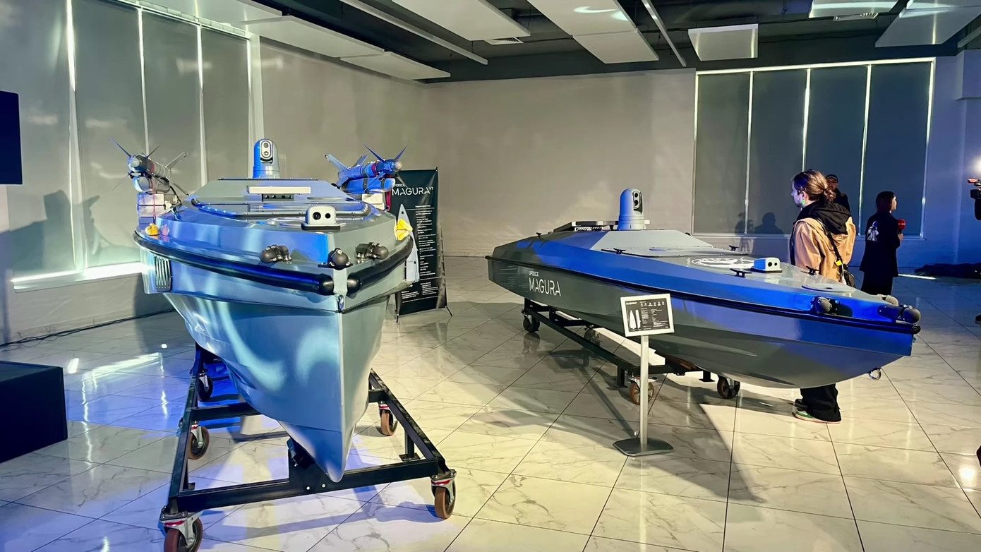 Xuồng tự sát MAGURA V7 (trái) và MAGURA V5 (phải).