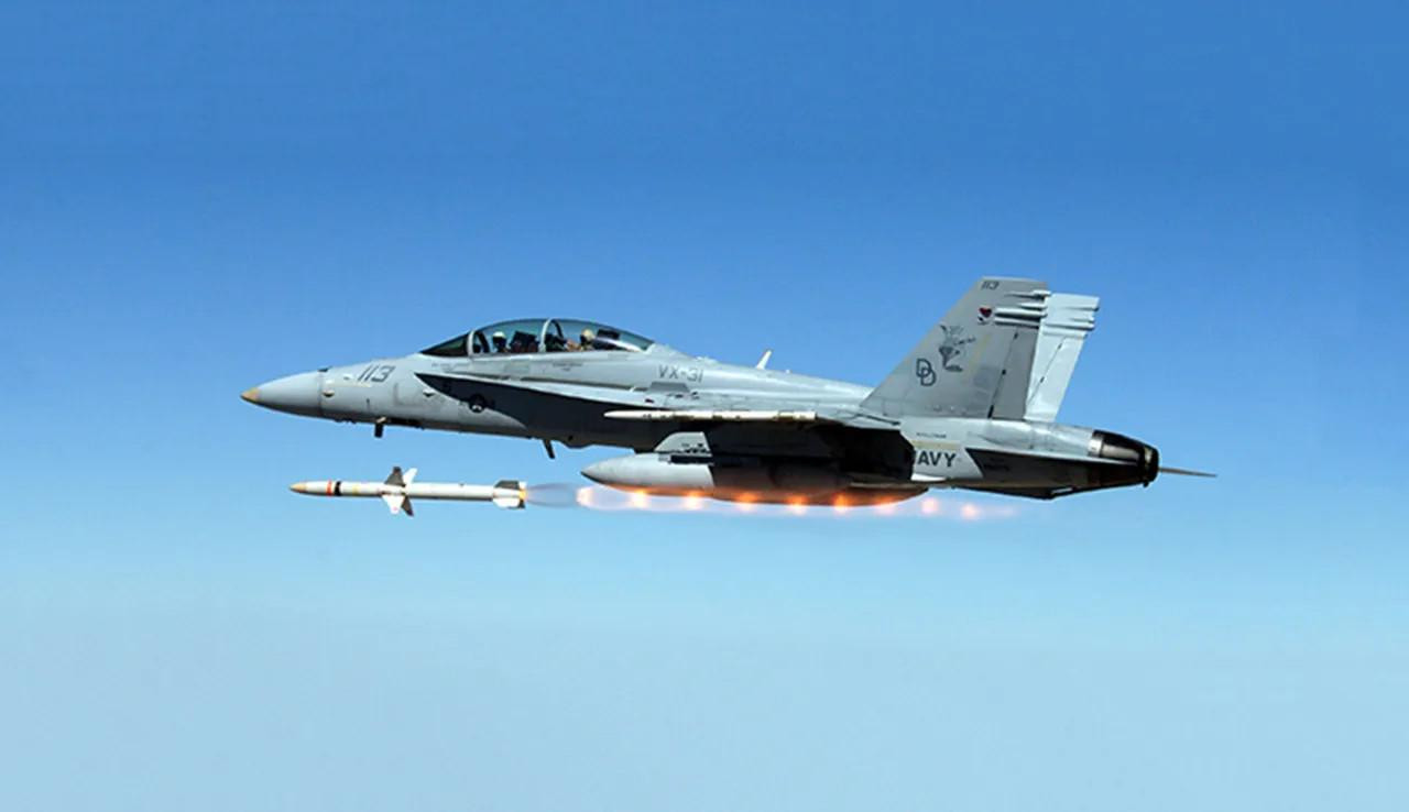 Tên lửa AGM-88 HARM được thiết kế để dẫn đến mục tiêu dựa vào phát xạ điện tử. Ảnh: wired.com