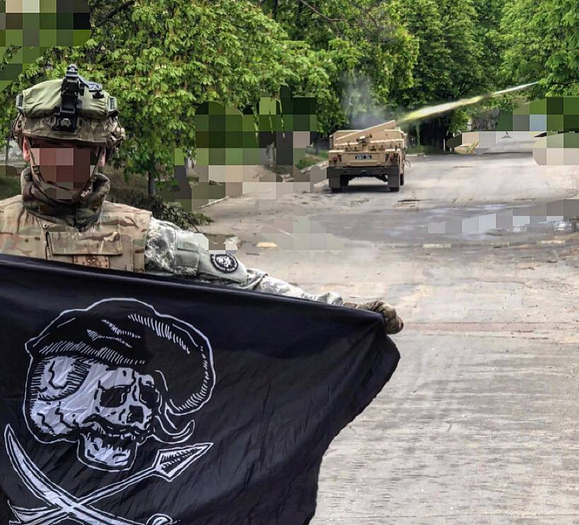 Bệ phóng LAND-LGR4 lắp trên khung gầm Humvee. Bệ phóng LAND-LGR4 lắp trên khung gầm Humvee.