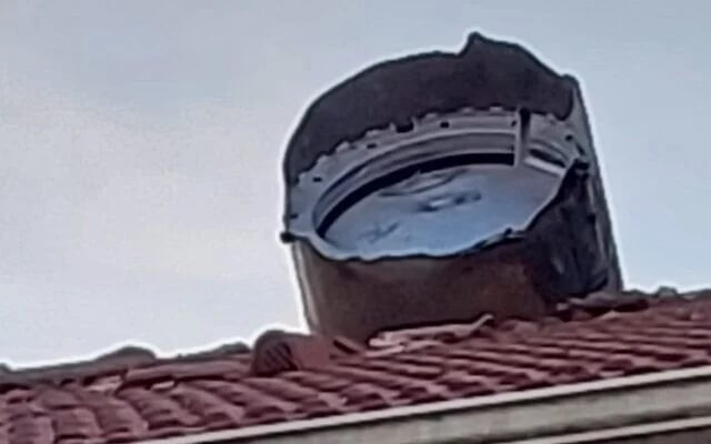 Mảnh vỡ tên lửa rơi xuống mái nhà dân ở Jerusalem. Ảnh: Times Of Israel