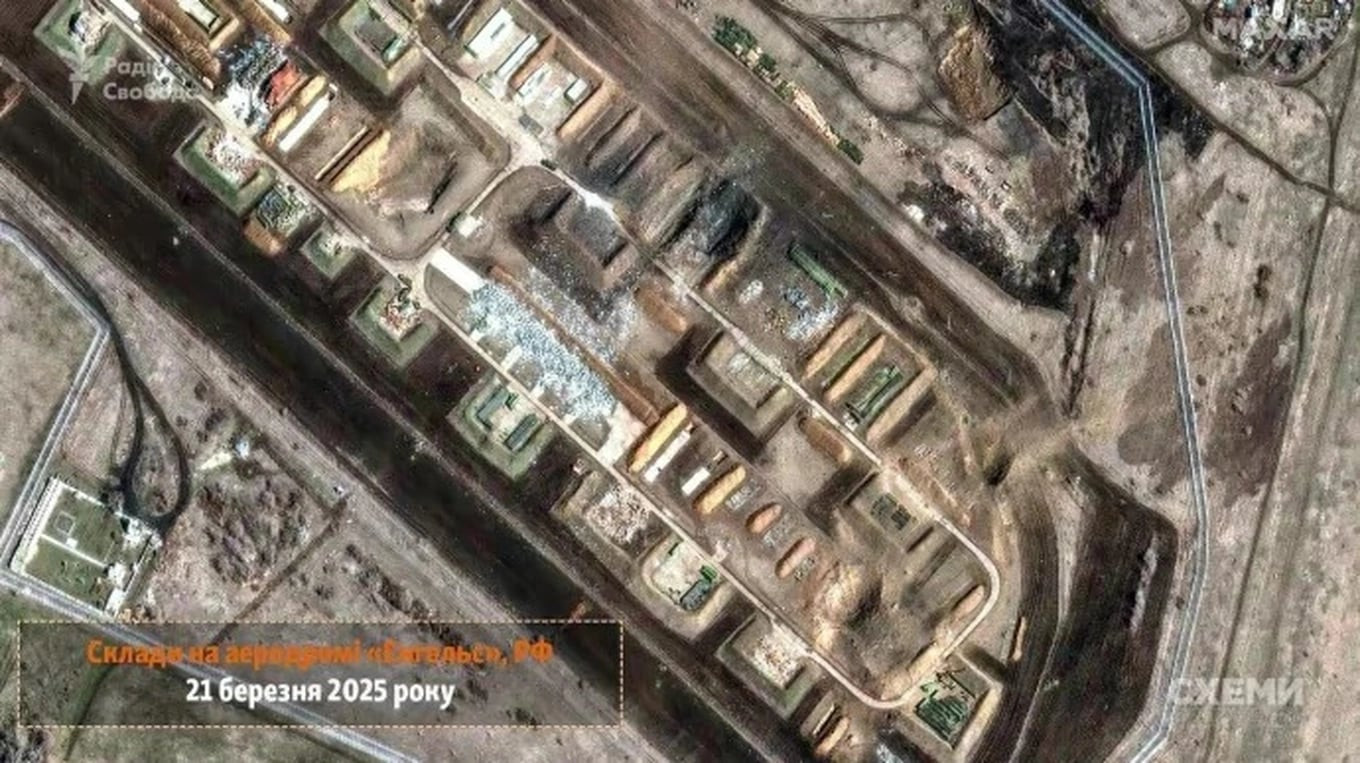 Ảnh vệ tinh trước và sau khi Ukraine tấn công căn cứ Nga. Ảnh: Maxar Ảnh vệ tinh trước và sau khi Ukraine tấn công căn cứ Nga. Ảnh: Maxar