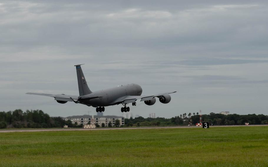 Máy bay tiếp nhiên liệu KC-135 Stratotanker di chuyển đến căn cứ Không quân McConnell ở Kansas.