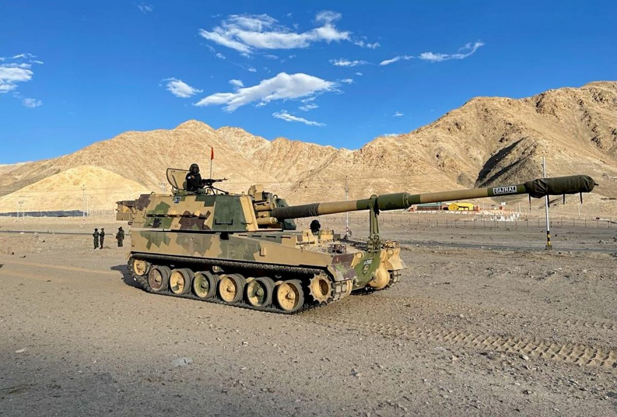 Pháo tự hành K9 Vajra của quân đội Ấn Độ được triển khai dọc theo LAC. Ảnh: The Print Pháo tự hành K9 Vajra của quân đội Ấn Độ được triển khai dọc theo LAC. Ảnh: The Print