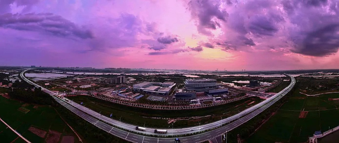 Bầu trời Quỳnh Hải, Hải Nam (trái) và Trạm Giang, Quảng Đông (phải) chiều ngày 4/9.