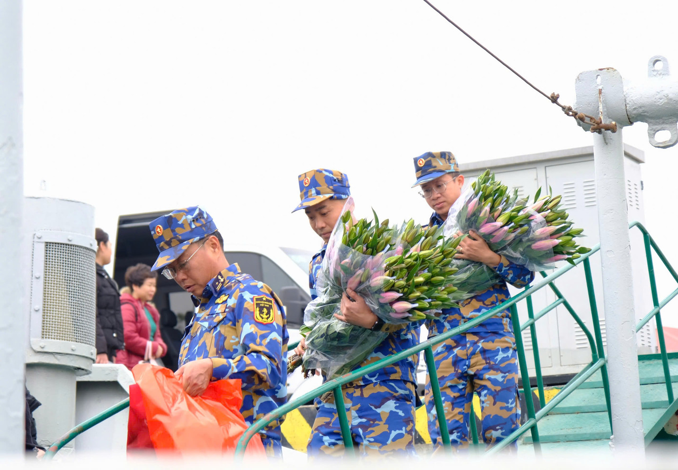 Như thường lệ, năm nào cán bộ, chiến sĩ Bộ Tư lệnh Vùng I Hải quân cũng tổ chức chuyến thăm, tặng quà, chúc Tết nhân dân, cán bộ, chiến sĩ đang công tác trên huyện đảo Bạch Long Vĩ và Cát Bà của thành phố Hải Phòng. Năm nay, theo Trung tá Nguyễn Thế Tình, Chính trị viên tàu 634, mùa này biển động, thời tiết rét đậm nên hành trình ra đảo sẽ rất vất vả. Ảnh: Châu Linh