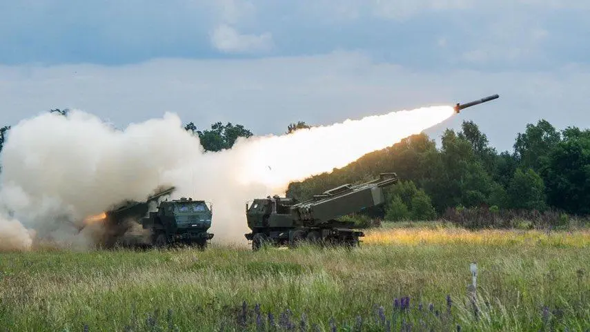 Tổ hợp M142 HIMARS khai hỏa. Tổ hợp M142 HIMARS khai hỏa.