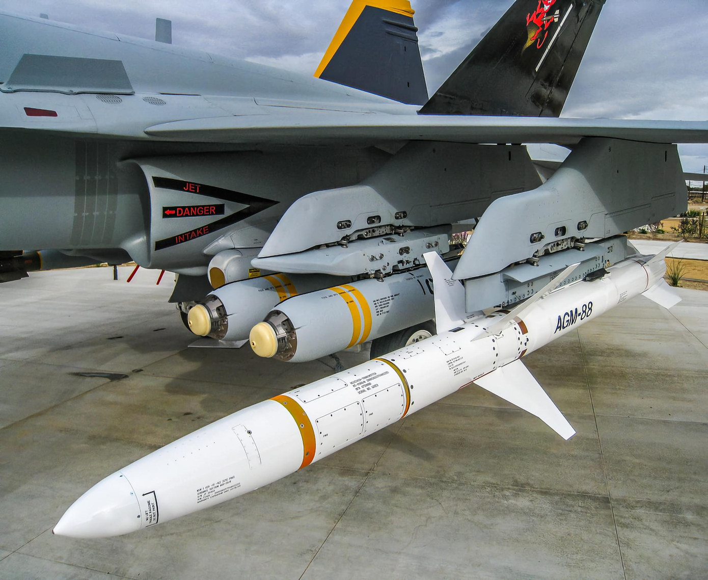 AGM-88 HARM là mẫu tên lửa chuyên tìm diệt radar phòng không của đối phương. Ảnh: Flickr